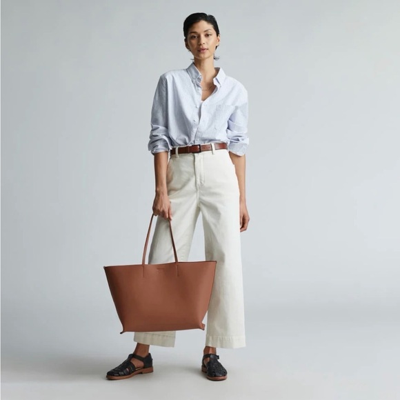 Everlane Classic Leather Tote in Chestnut Brown - Picture 3 of 8